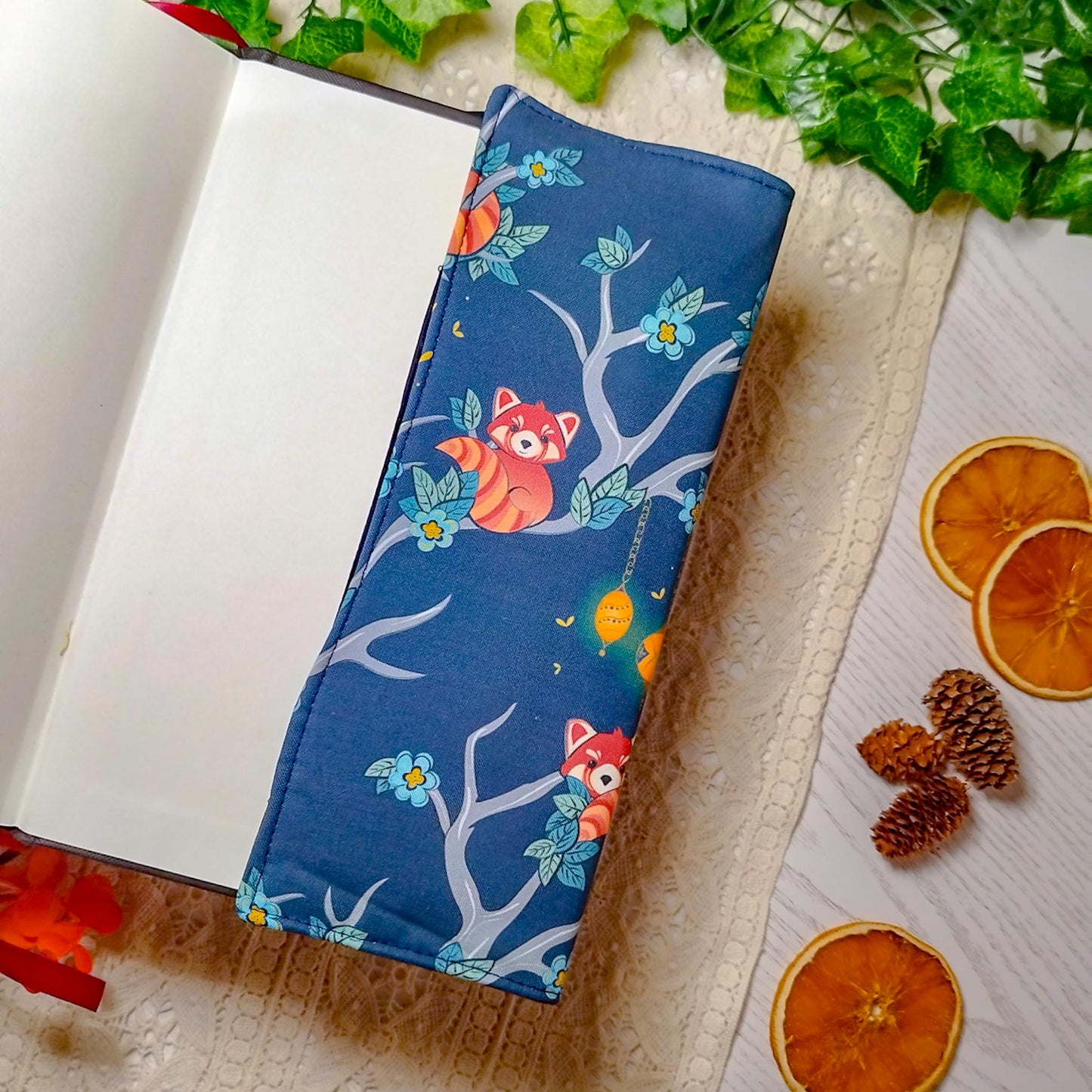 Book cover "Panda rossi sugli alberi" | Custodia per libri regolabile