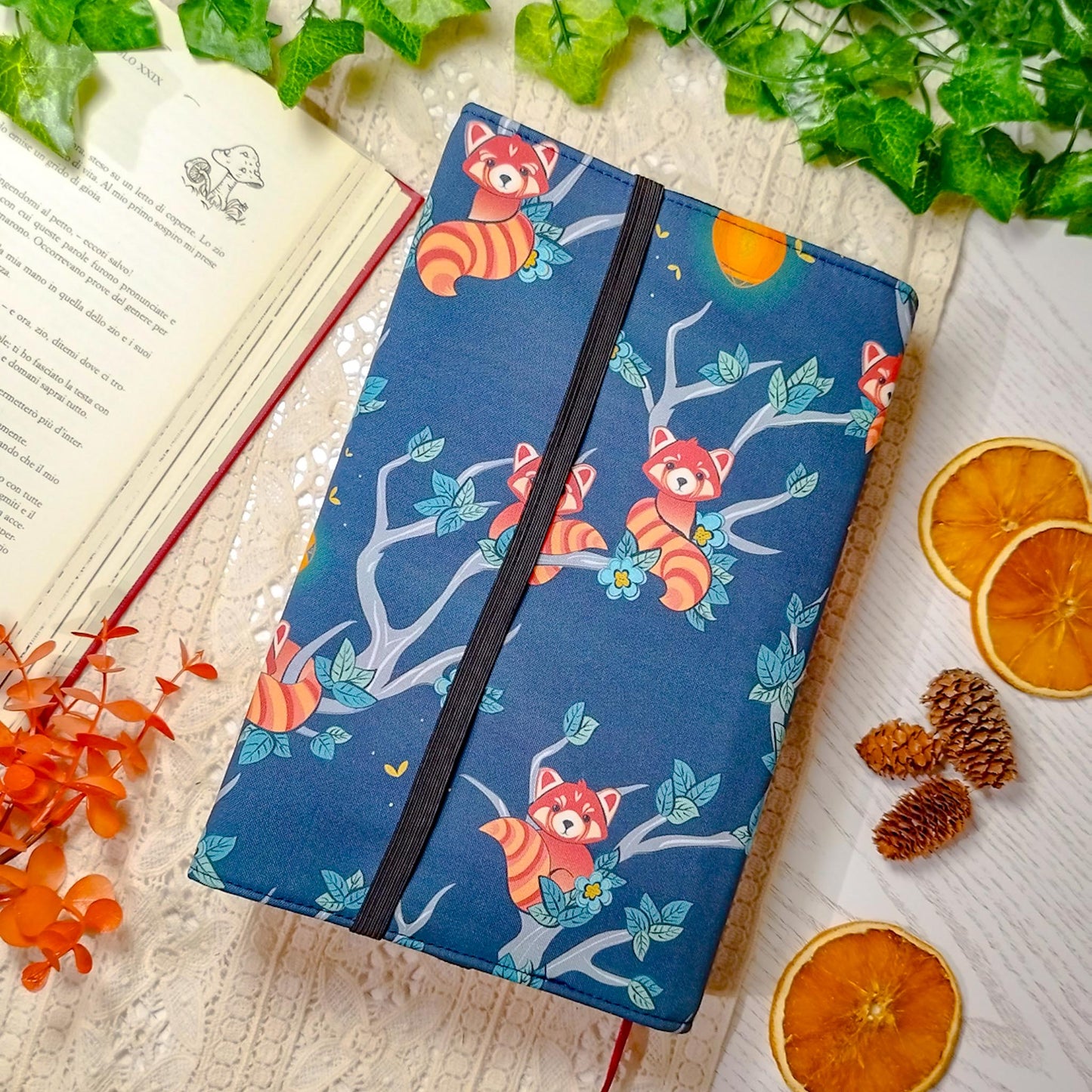 Book cover "Panda rossi sugli alberi" | Custodia per libri regolabile
