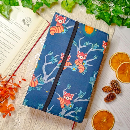 Book cover "Panda rossi sugli alberi" | Custodia per libri regolabile