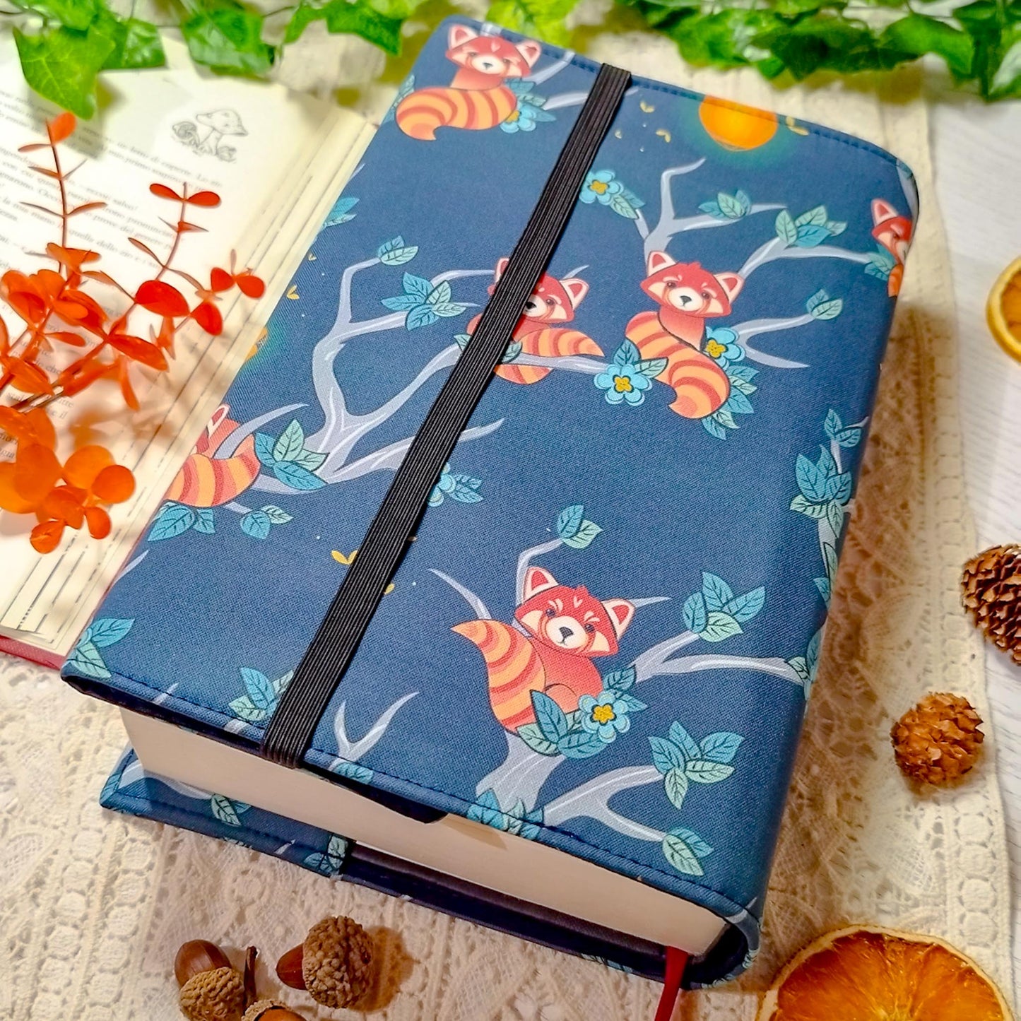 Book cover "Panda rossi sugli alberi" | Custodia per libri regolabile
