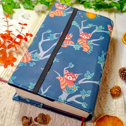 Book cover "Panda rossi sugli alberi" | Custodia per libri regolabile