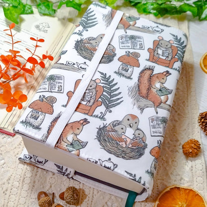 Book cover "Scoiattoli e topi" | Custodia per libri regolabile