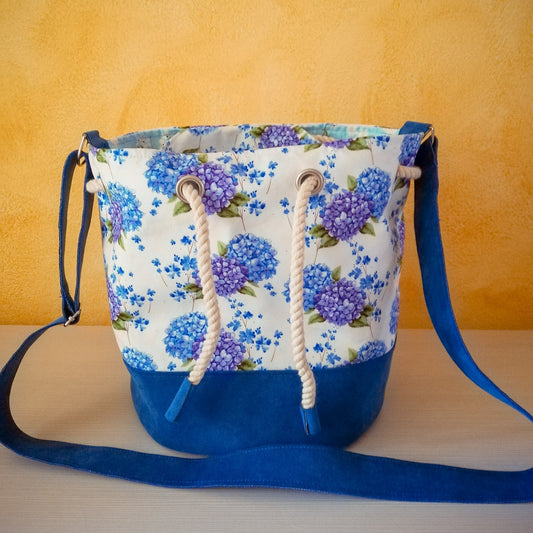 Borsa a secchiello "Fiori blu e viola"