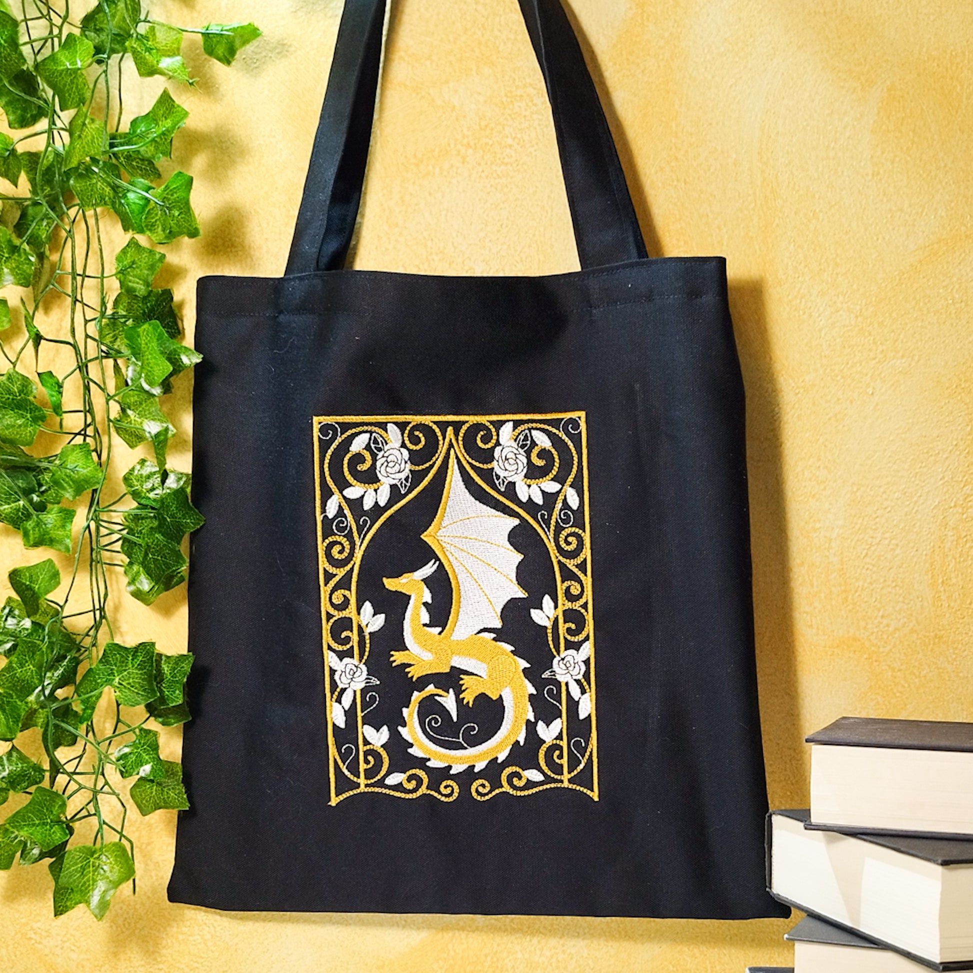 Borsa_shopper_ricamata_fantasy_drago_ghirigori_nero_