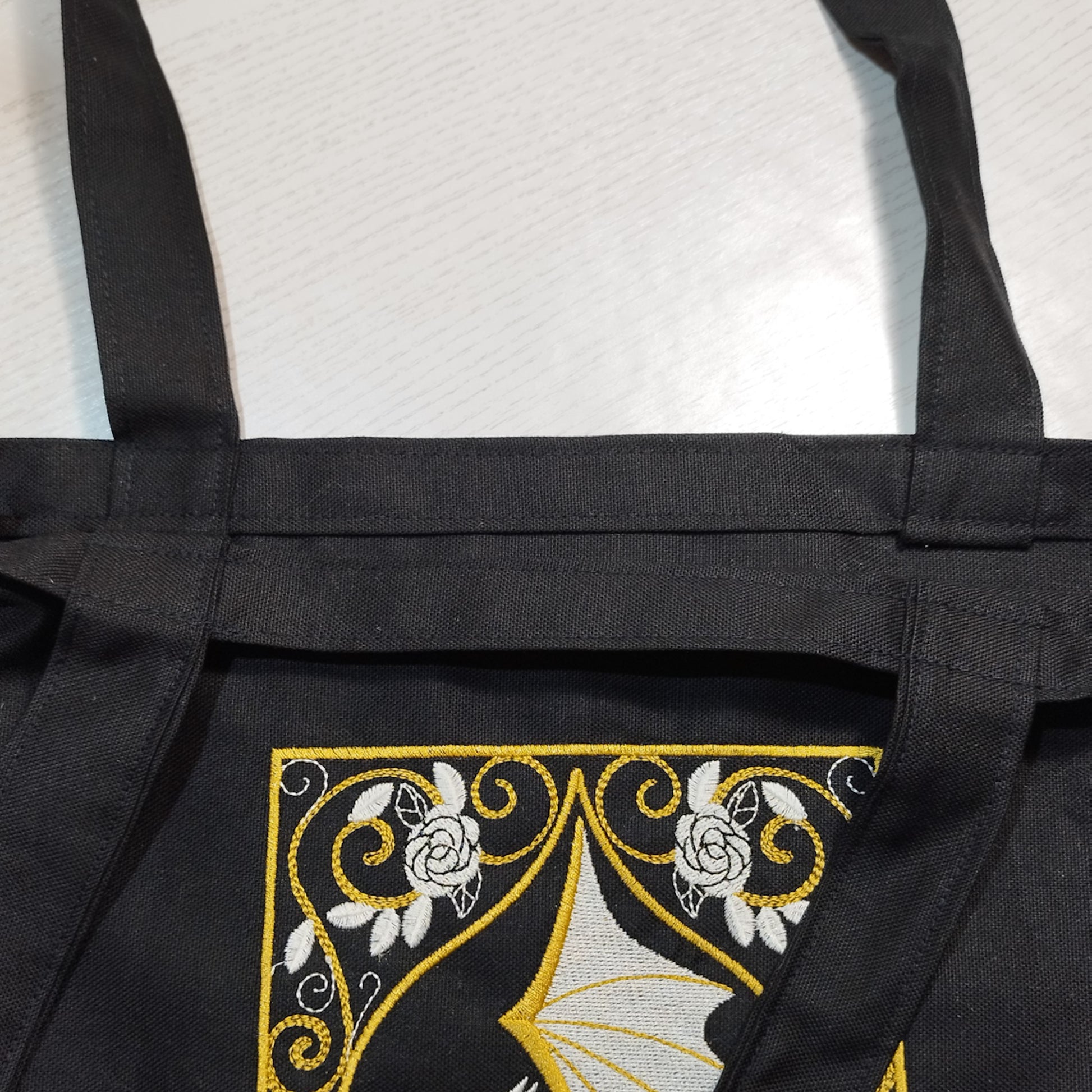 Borsa_shopper_ricamata_fantasy_drago_ghirigori_nero_