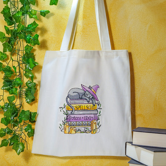 Borsa_shopper_ricamata_fantasy_gatto_che_dorme_sui_libri_di_magia_panna_