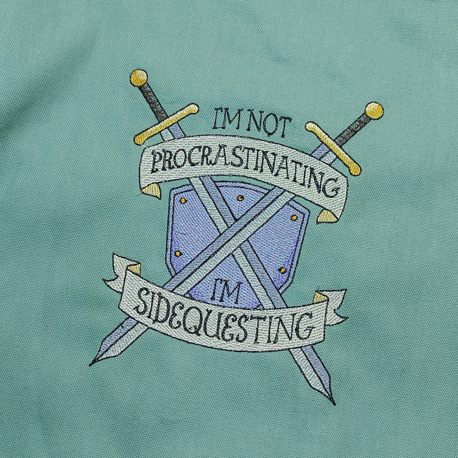 Borsa_shopper_ricamata_fantasy_spade_e_scudo_procastinating_verde_acqua_