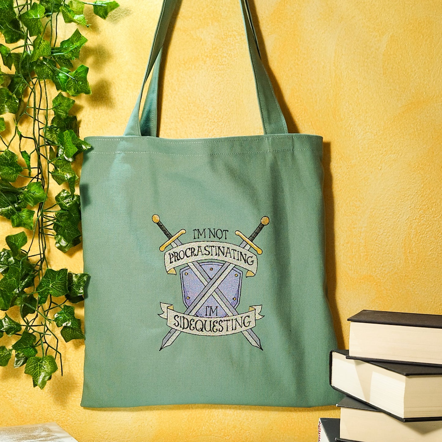 Borsa_shopper_ricamata_fantasy_spade_e_scudo_procastinating_verde_acqua_