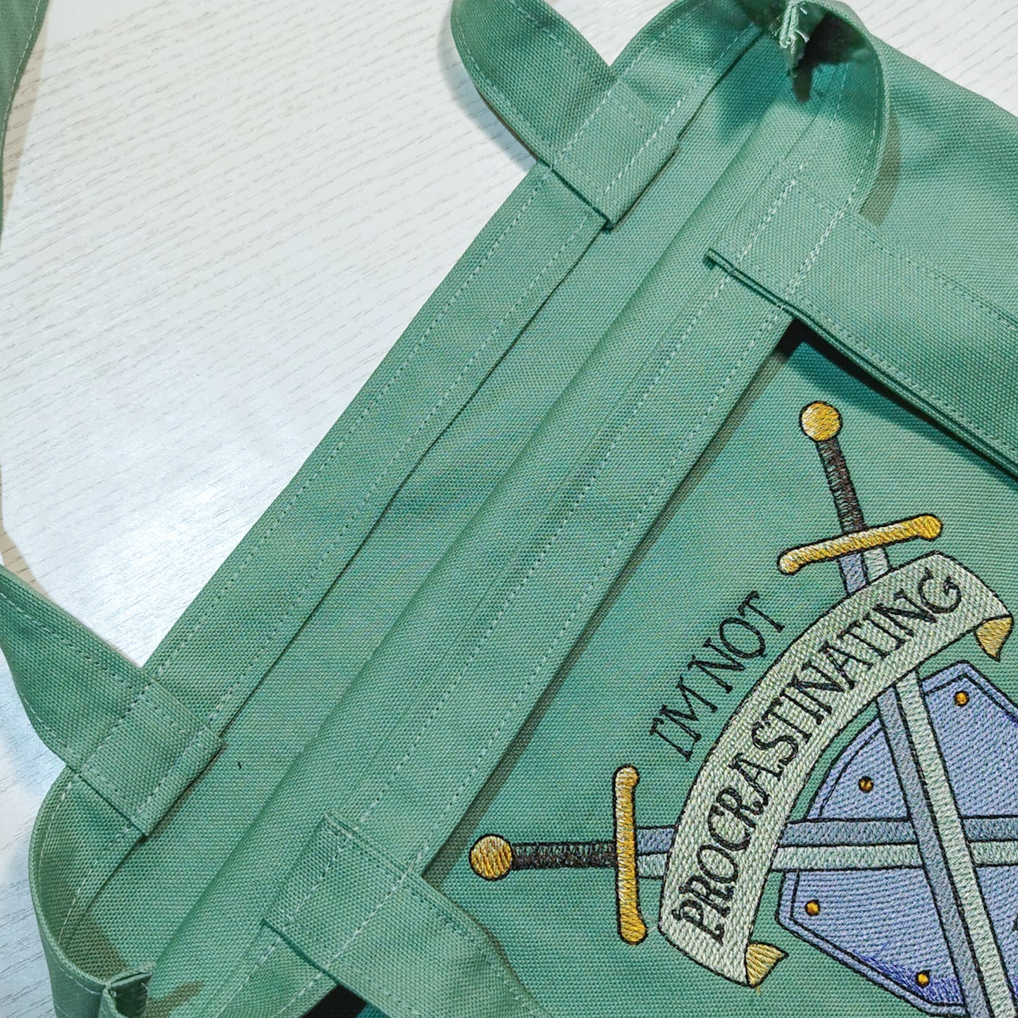 Borsa_shopper_ricamata_fantasy_spade_e_scudo_procastinating_verde_acqua_