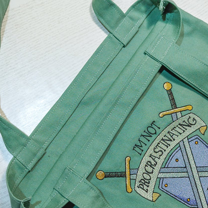 Borsa_shopper_ricamata_fantasy_spade_e_scudo_procastinating_verde_acqua_