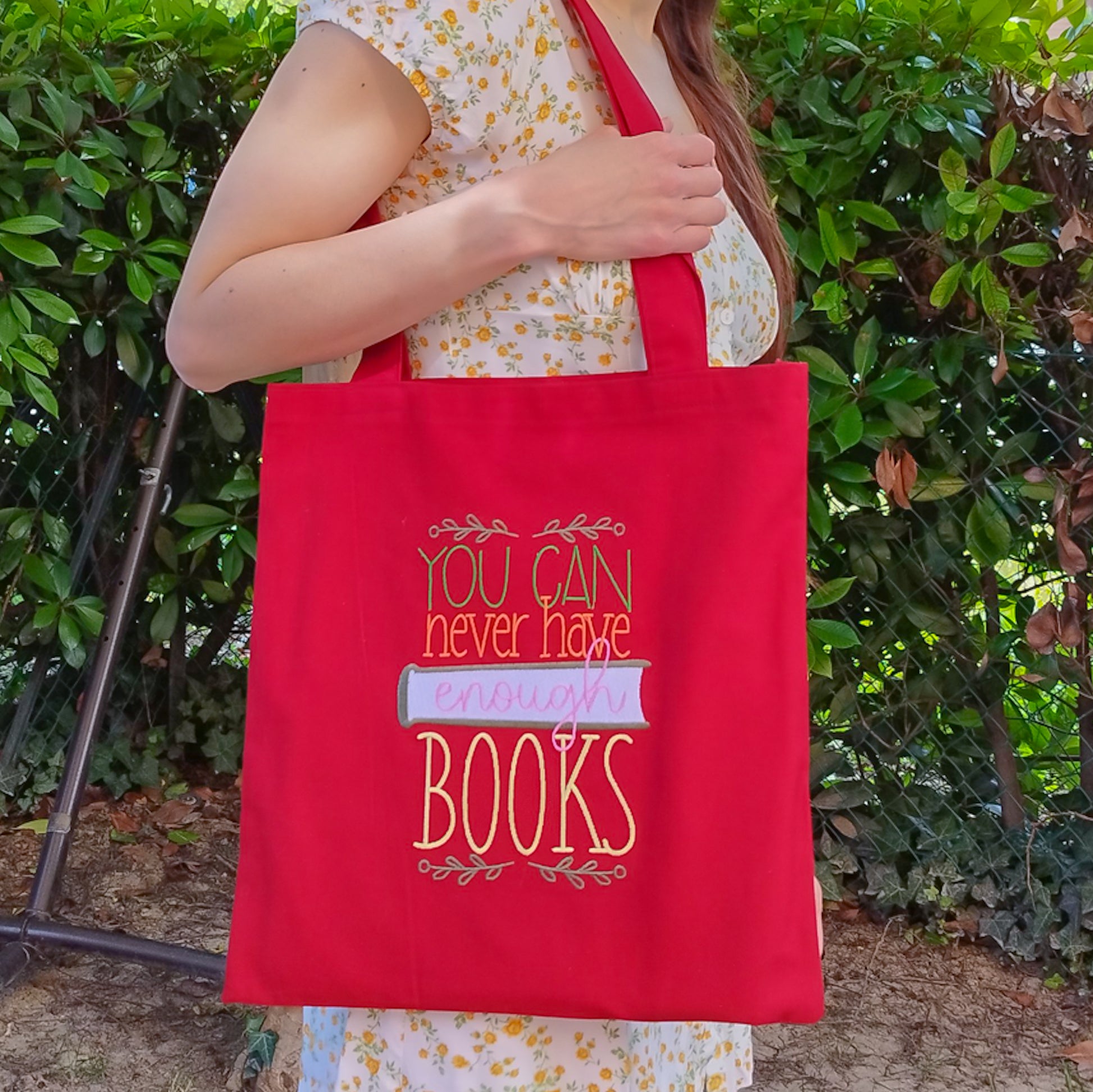 Borsa shopper tote bag fantasy ricamata - never have enough books fuori