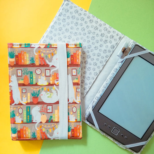Custodia rigida per ebook reader Kindle e Kobo "Gatti in libreria beige"