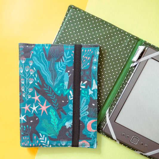 Custodia rigida per ebook reader Kindle e Kobo "Gatti neri nel bosco"