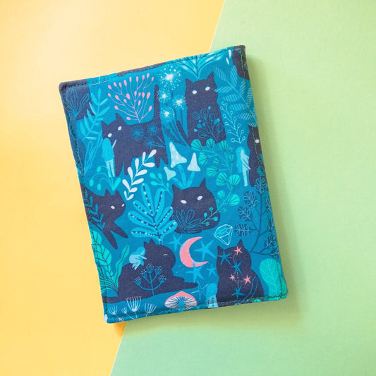 Custodia rigida per ebook reader Kindle e Kobo "Gatti neri nel bosco"