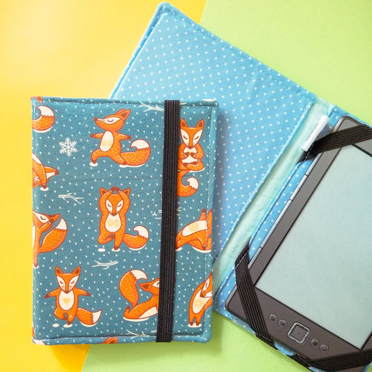Custodia rigida per ebook reader Kindle e Kobo "Volpi che fanno yoga"
