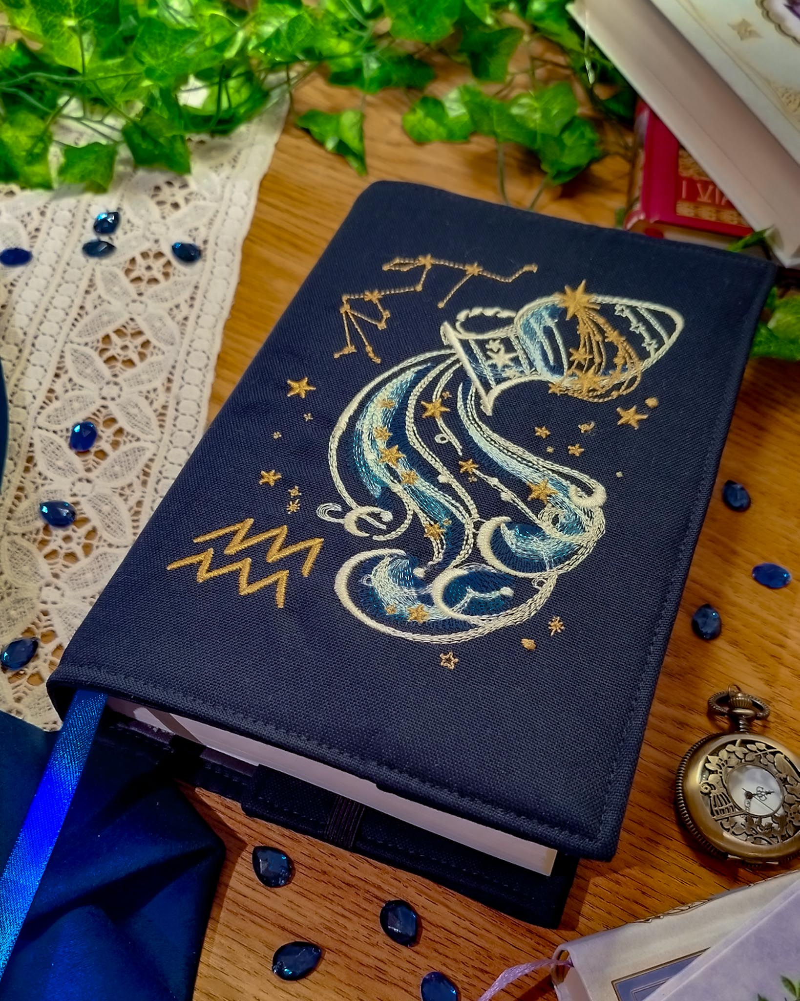 Cover per libri ricamata zodiaco acquario - fronte