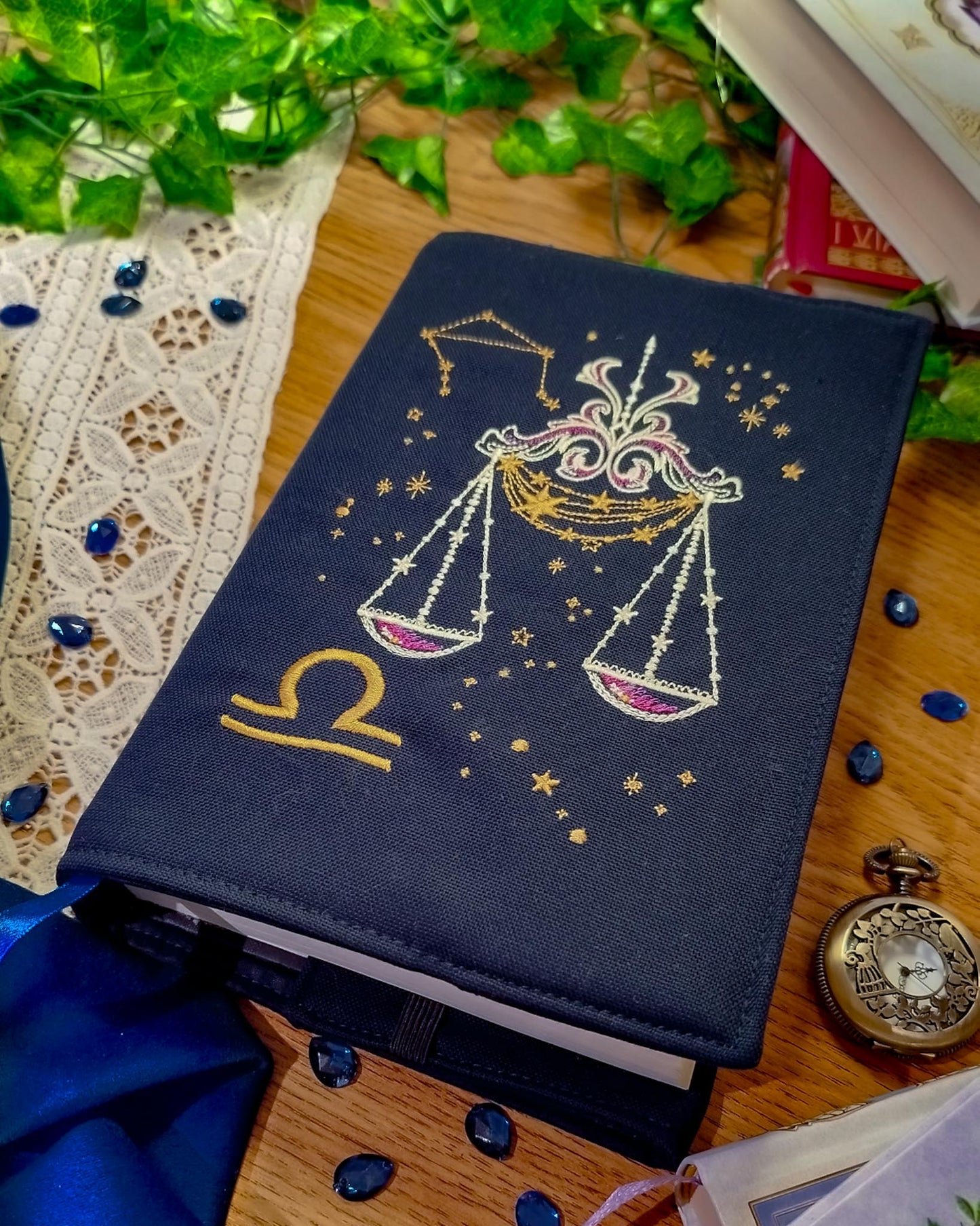Cover per libri ricamata zodiaco bilancia - copertina
