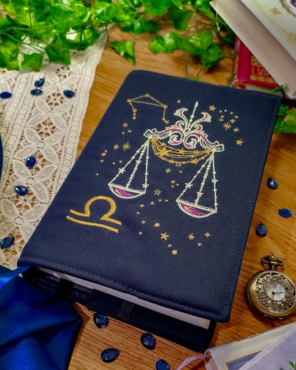 Cover per libri ricamata zodiaco bilancia - copertina
