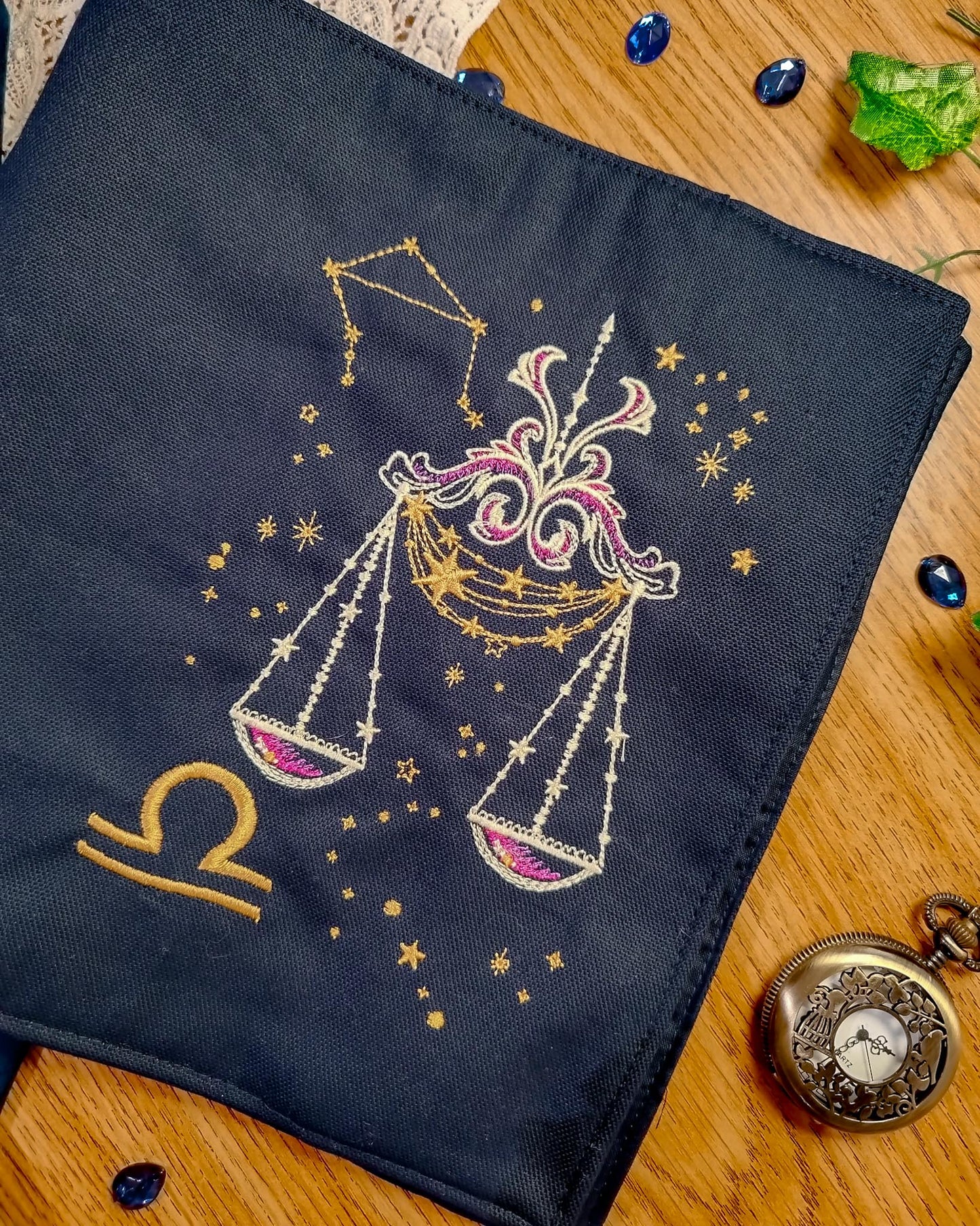 Cover per libri ricamata zodiaco bilancia - dettaglio