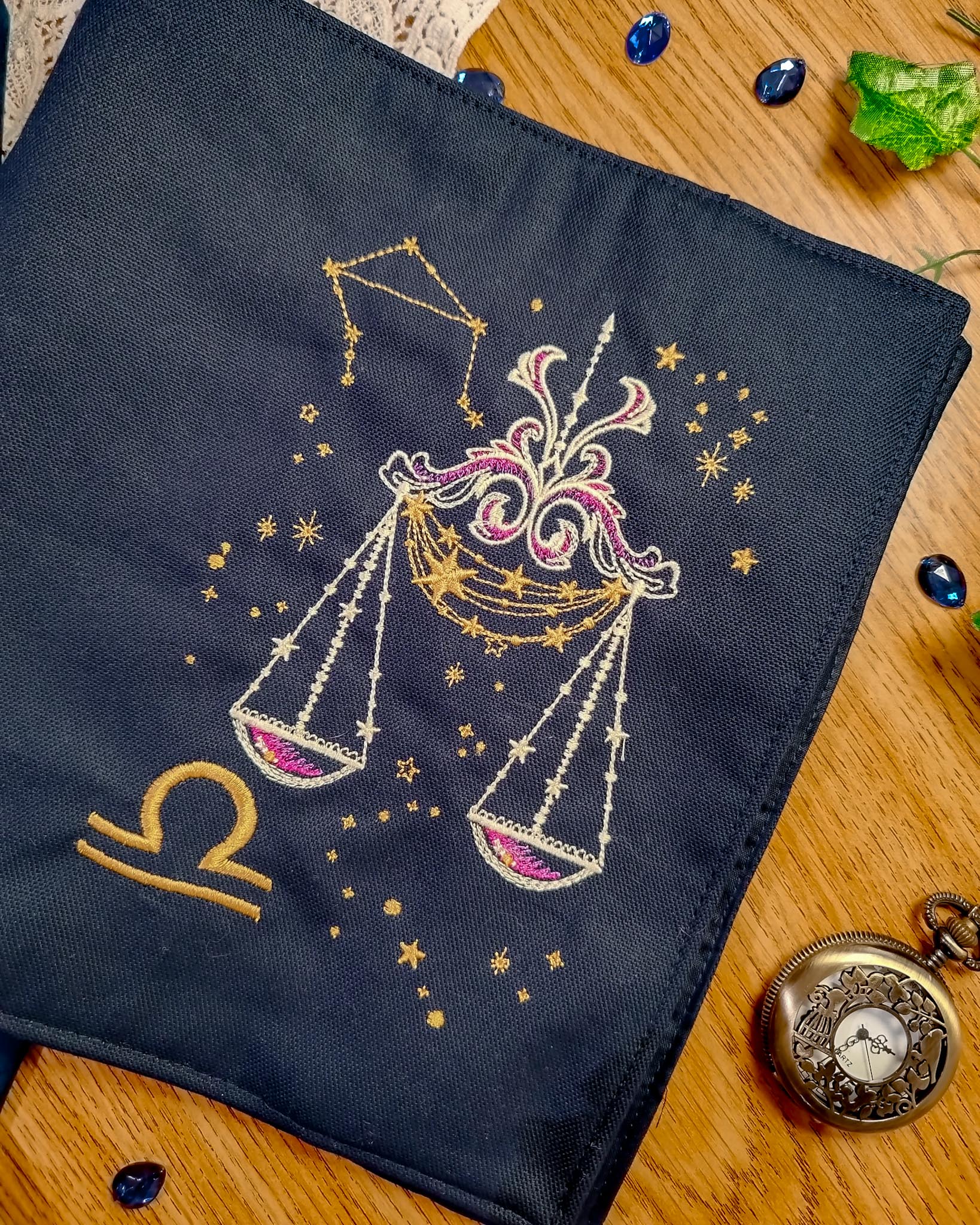 Cover per libri ricamata zodiaco bilancia - dettaglio
