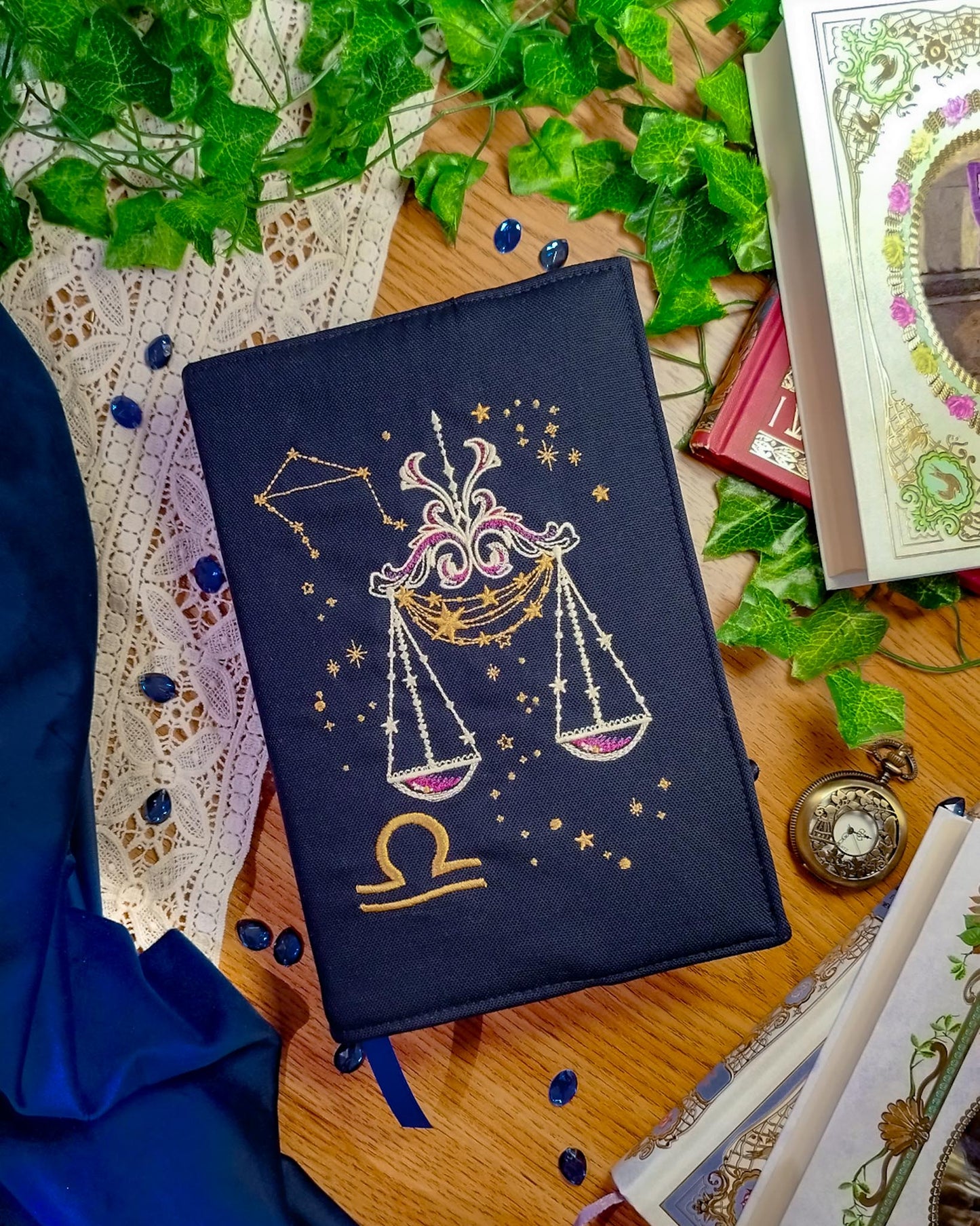 Cover per libri ricamata zodiaco bilancia - fronte