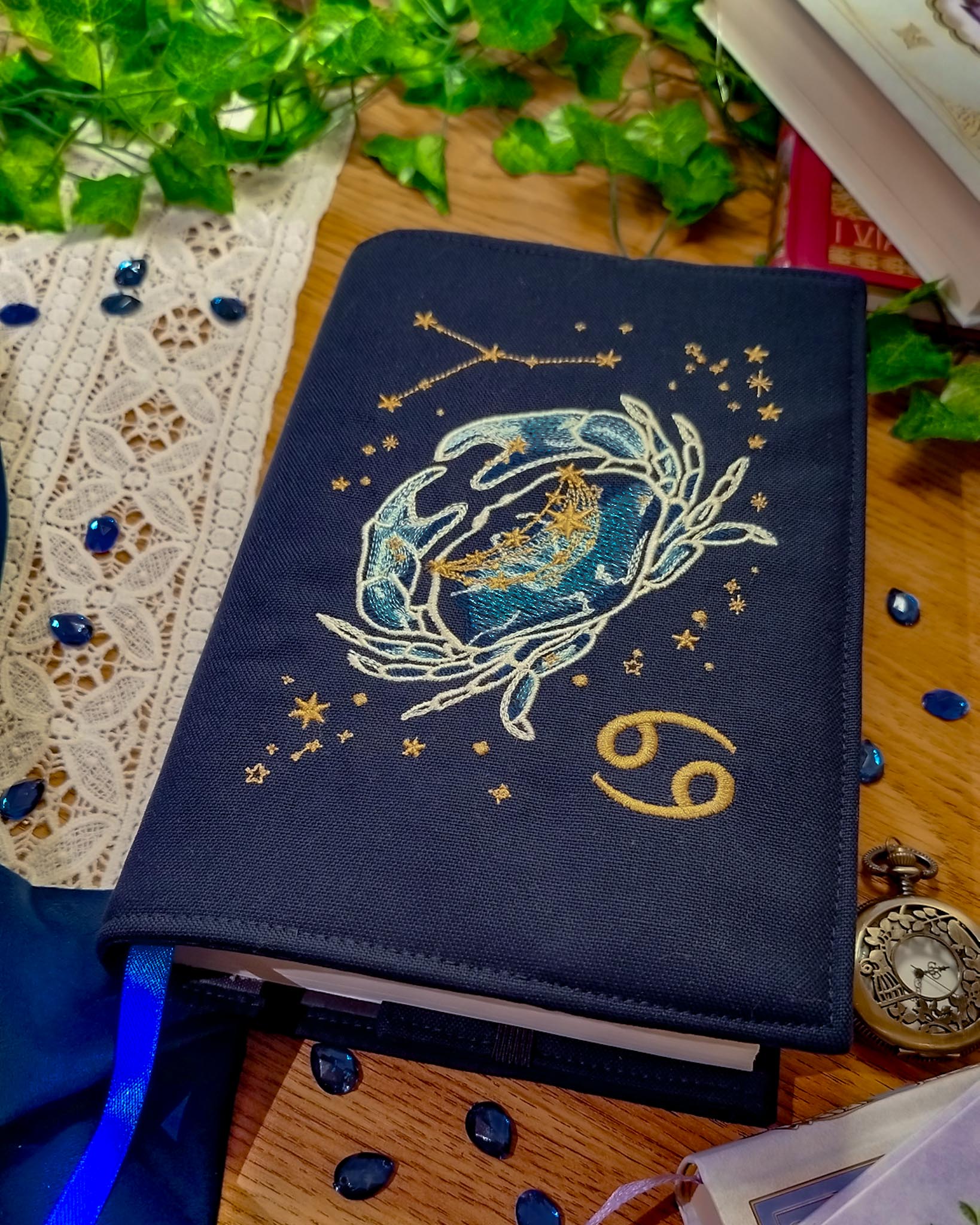 Cover per libri ricamata zodiaco cancro - copertina