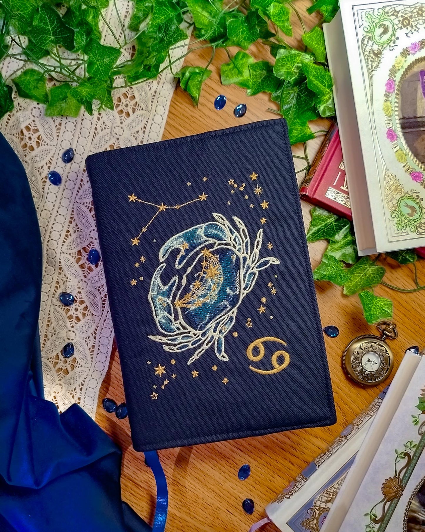 Cover per libri ricamata zodiaco cancro - fronte
