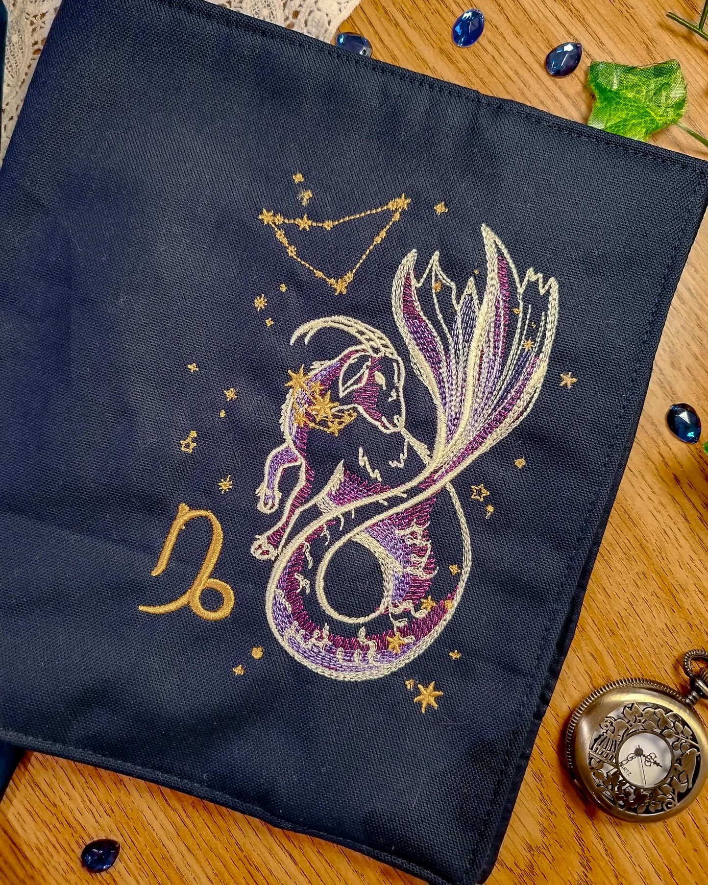 Cover per libri ricamata zodiaco capricorno - dettaglio