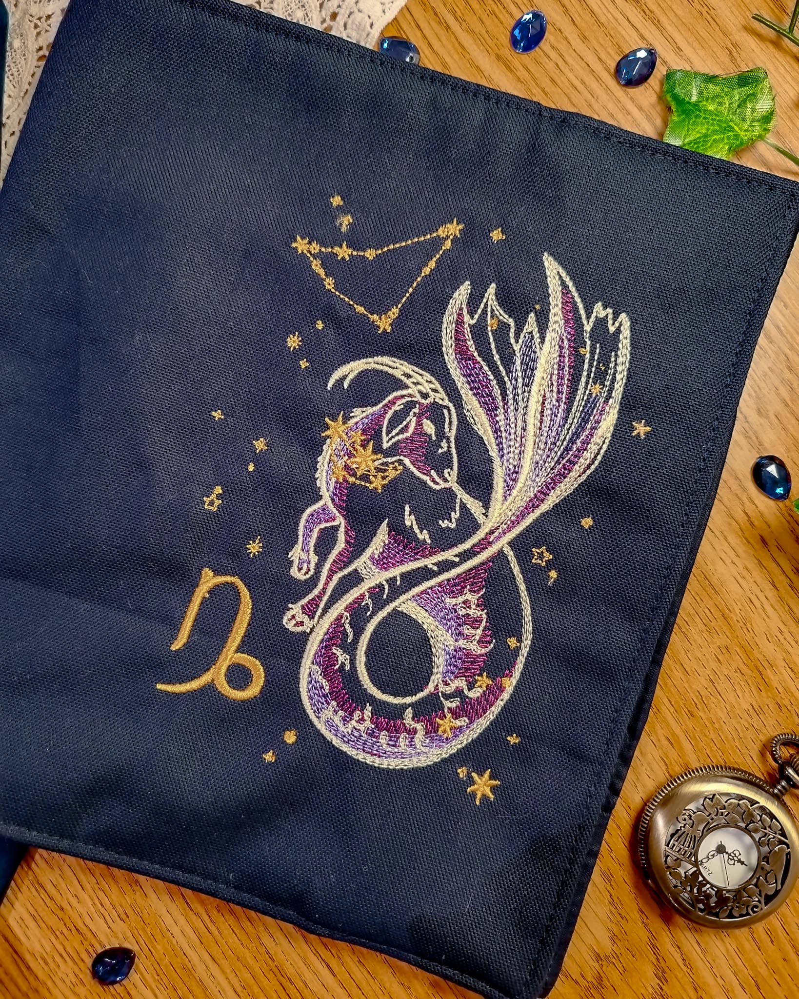 Cover per libri ricamata zodiaco capricorno - dettaglio