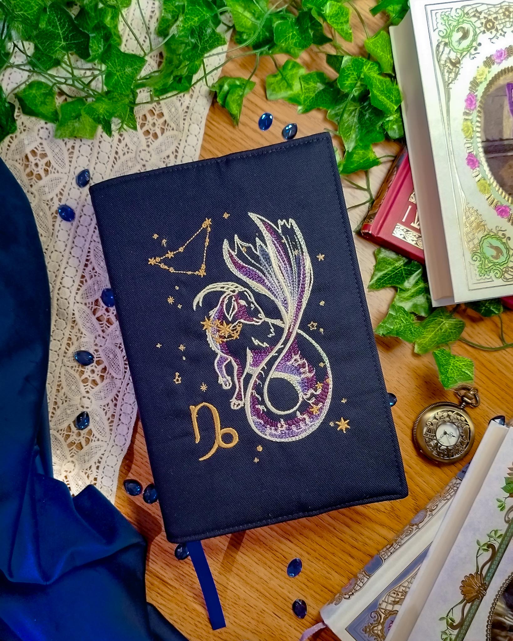 Cover per libri ricamata zodiaco capricorno - fronte