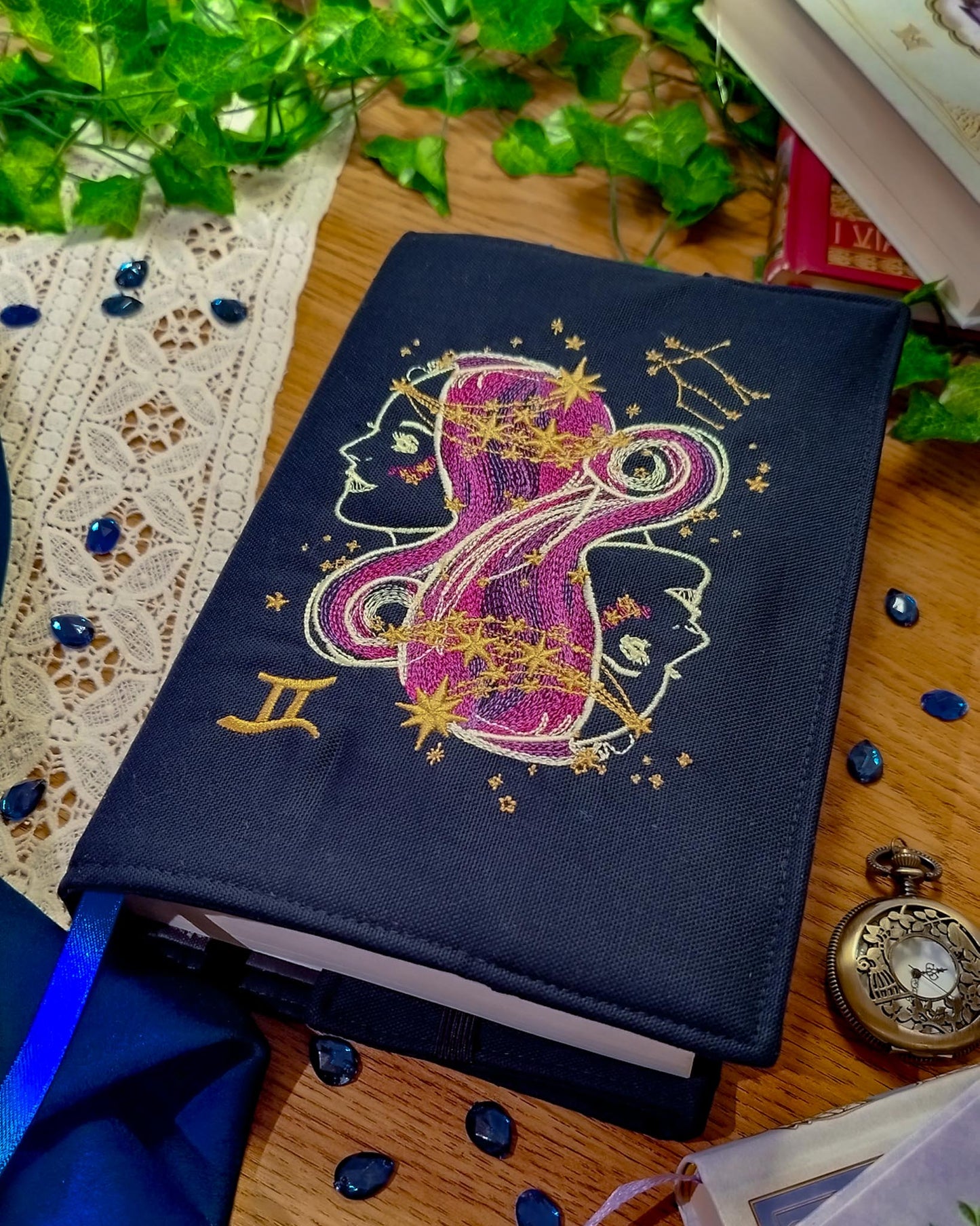 Cover per libri ricamata zodiaco gemelli - copertina
