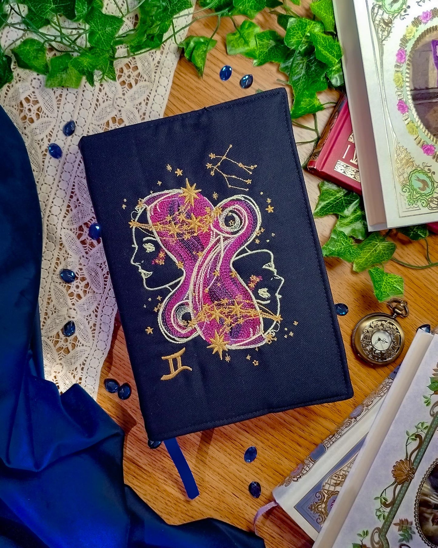 Cover per libri ricamata zodiaco gemelli - fronte