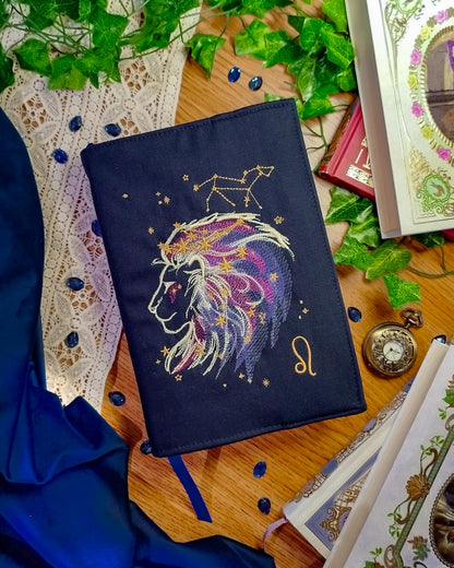 Cover per libri ricamata zodiaco leone - fronte