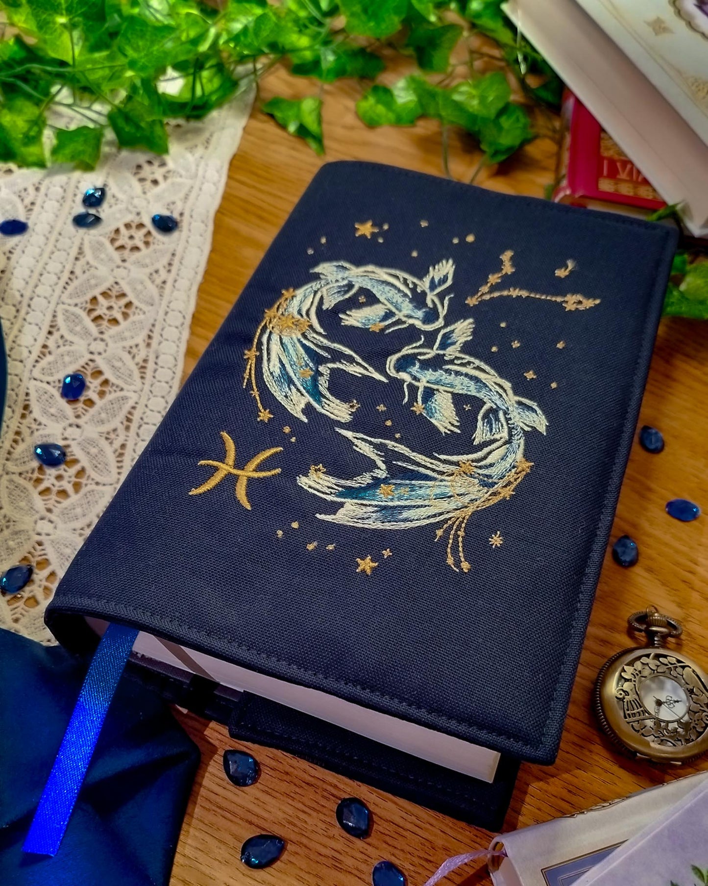 Cover per libri ricamata zodiaco pesci - copertina