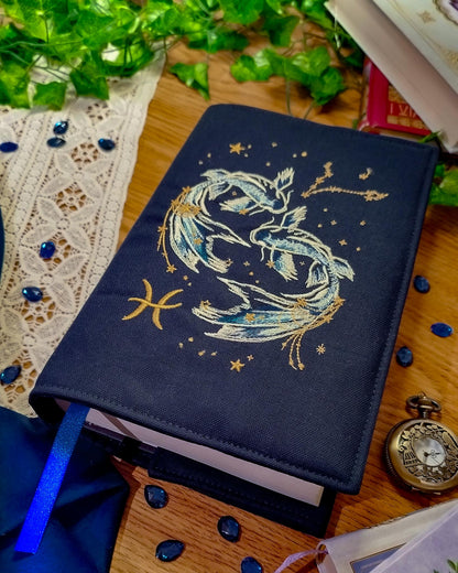 Cover per libri ricamata zodiaco pesci - copertina