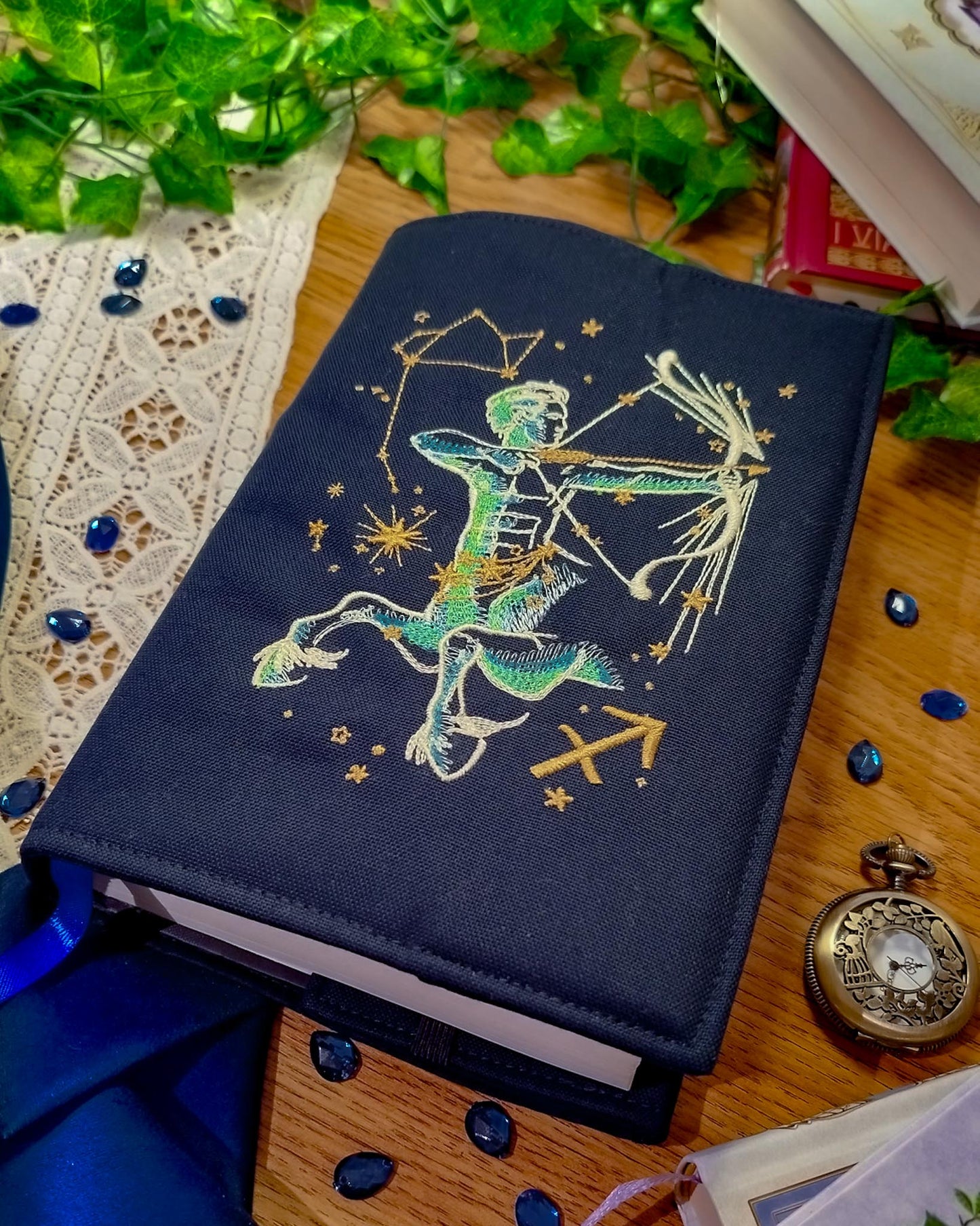 Cover per libri ricamata zodiaco sagittario - copertina