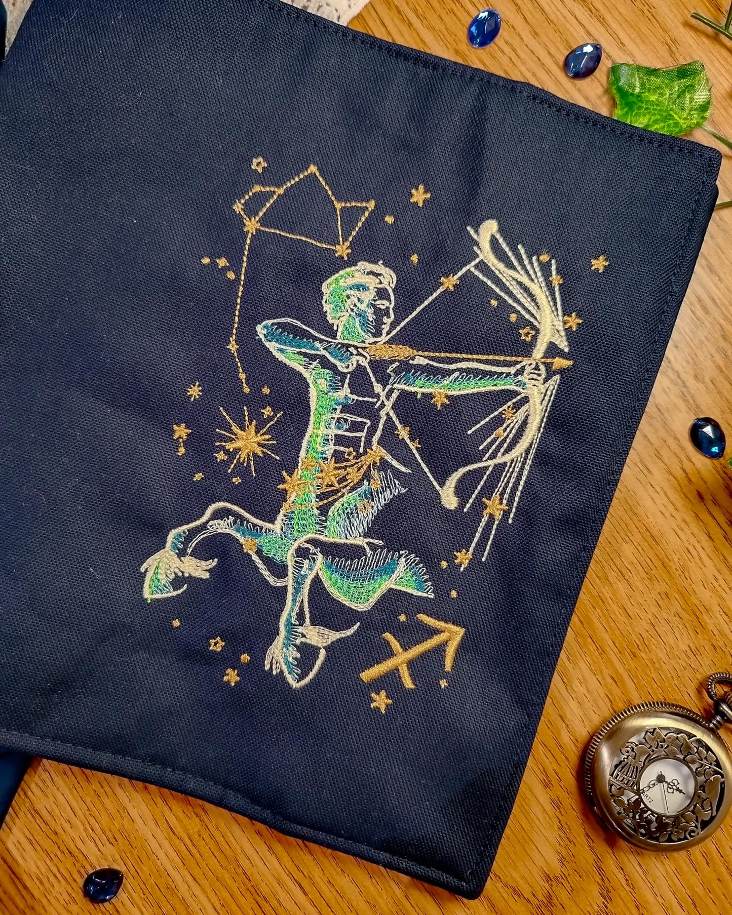 Cover per libri ricamata zodiaco sagittario - dettaglio