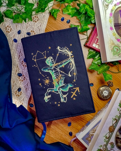 Cover per libri ricamata zodiaco sagittario - fronte