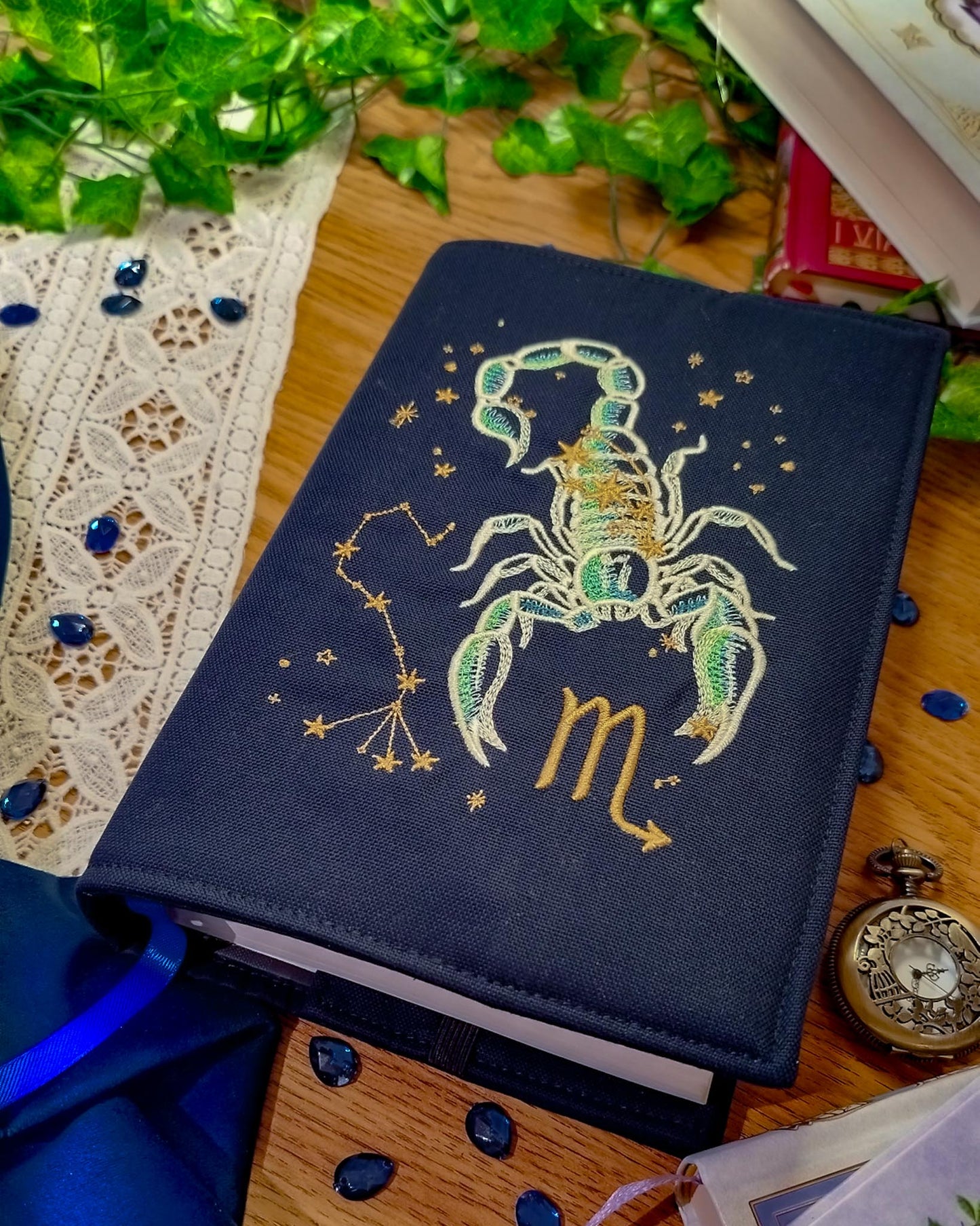 Cover per libri ricamata zodiaco scorpione - copertina