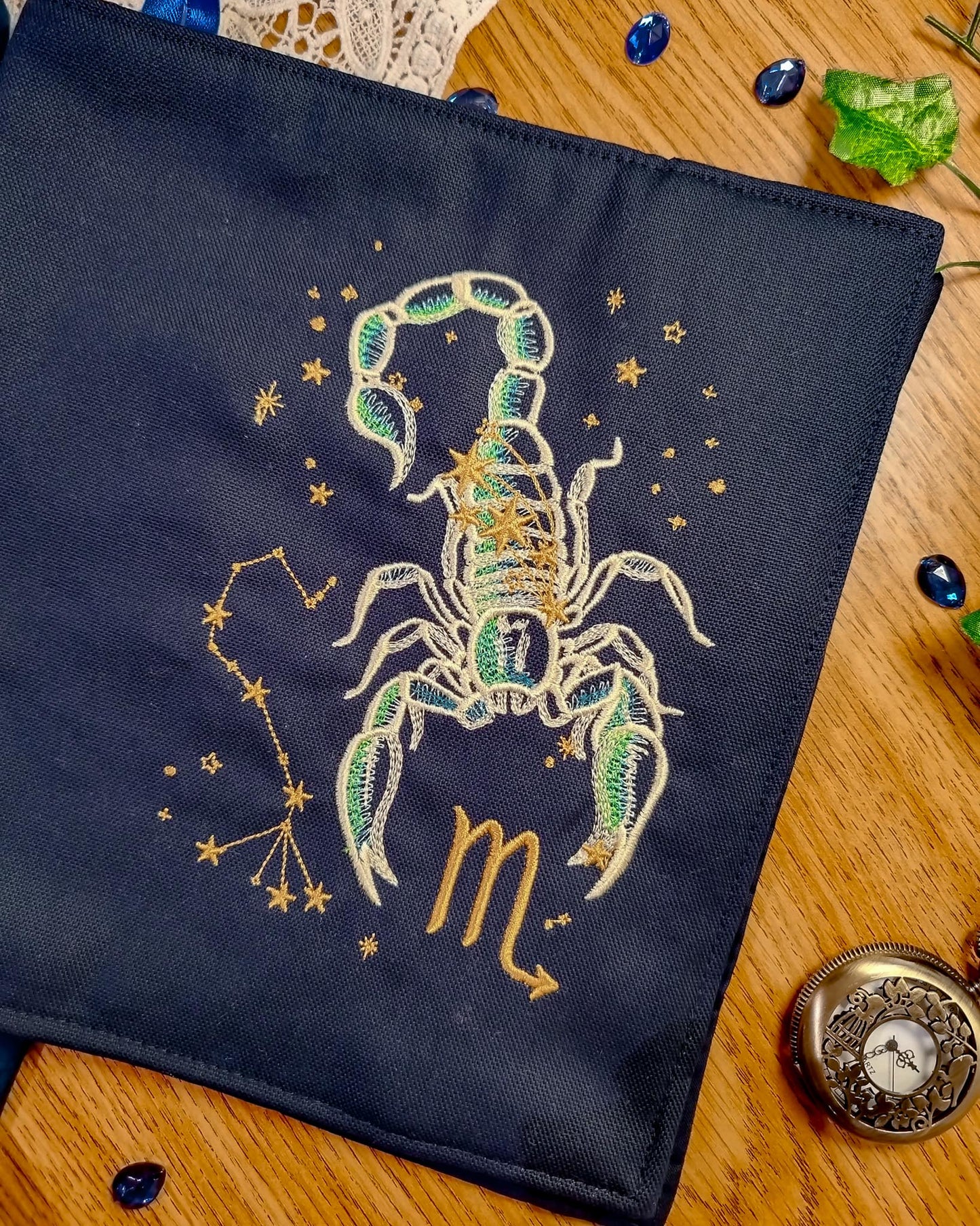 Cover per libri ricamata zodiaco scorpione - dettaglio