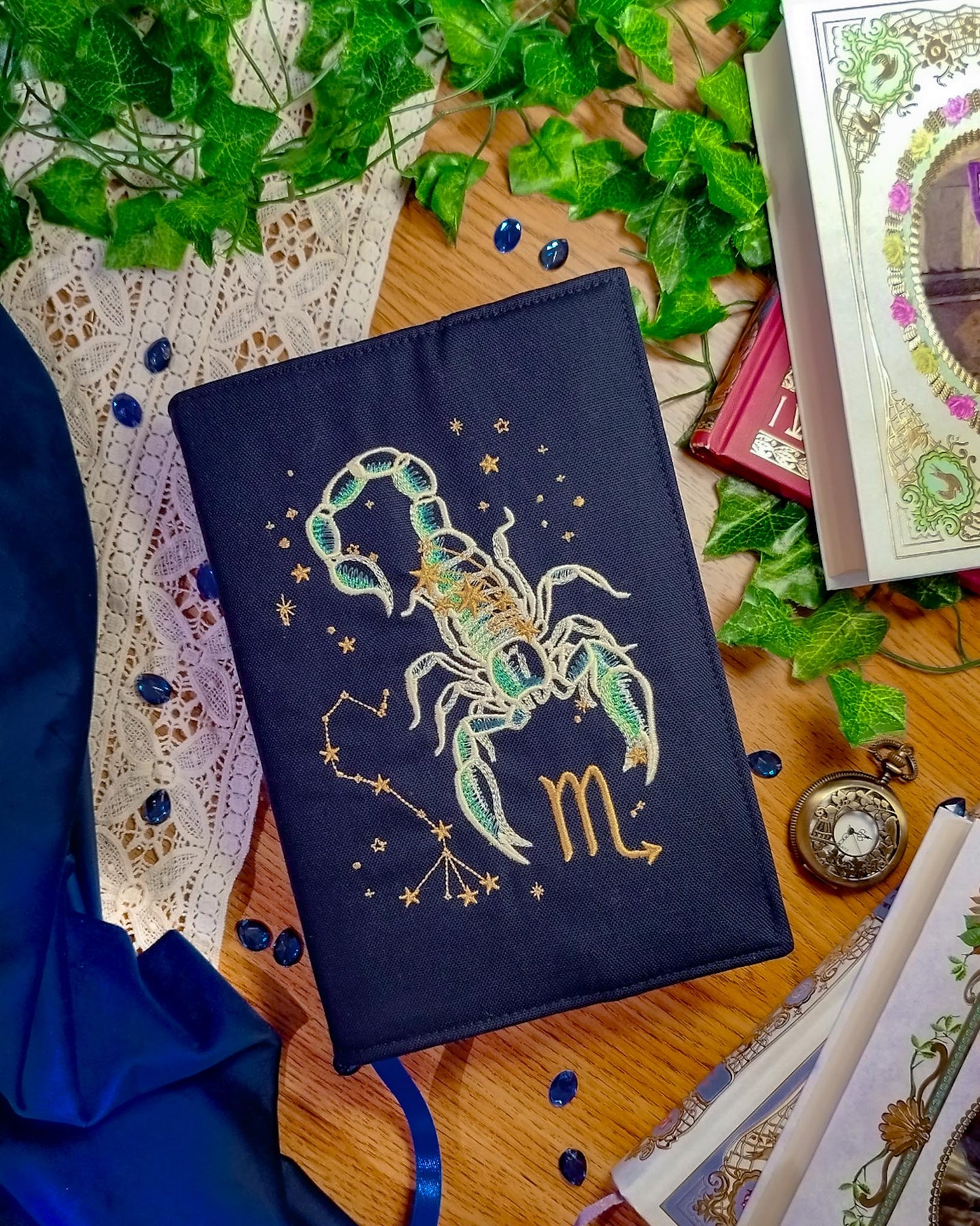 Cover per libri ricamata zodiaco scorpione - fronte