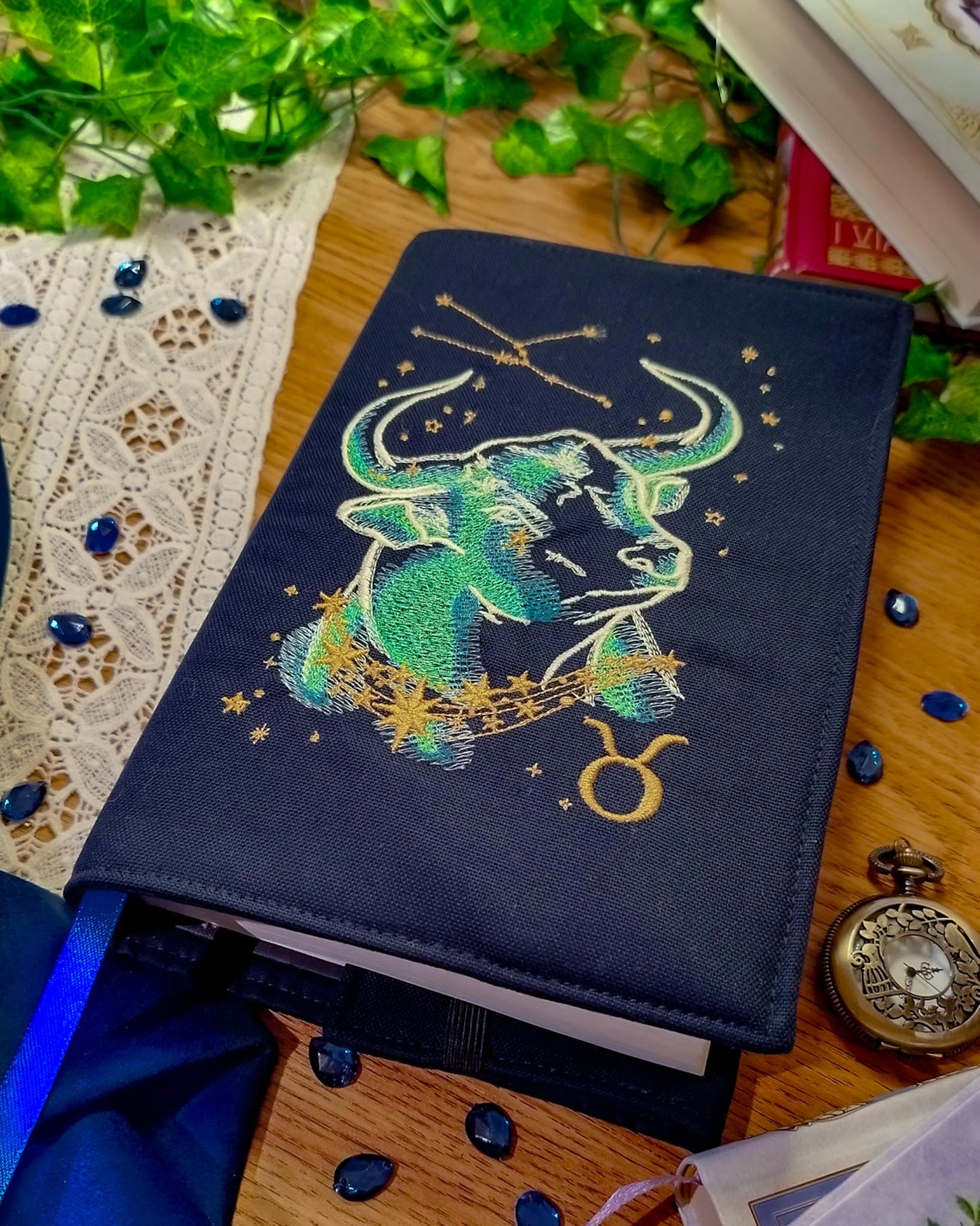 Cover per libri ricamata zodiaco toro - copertina