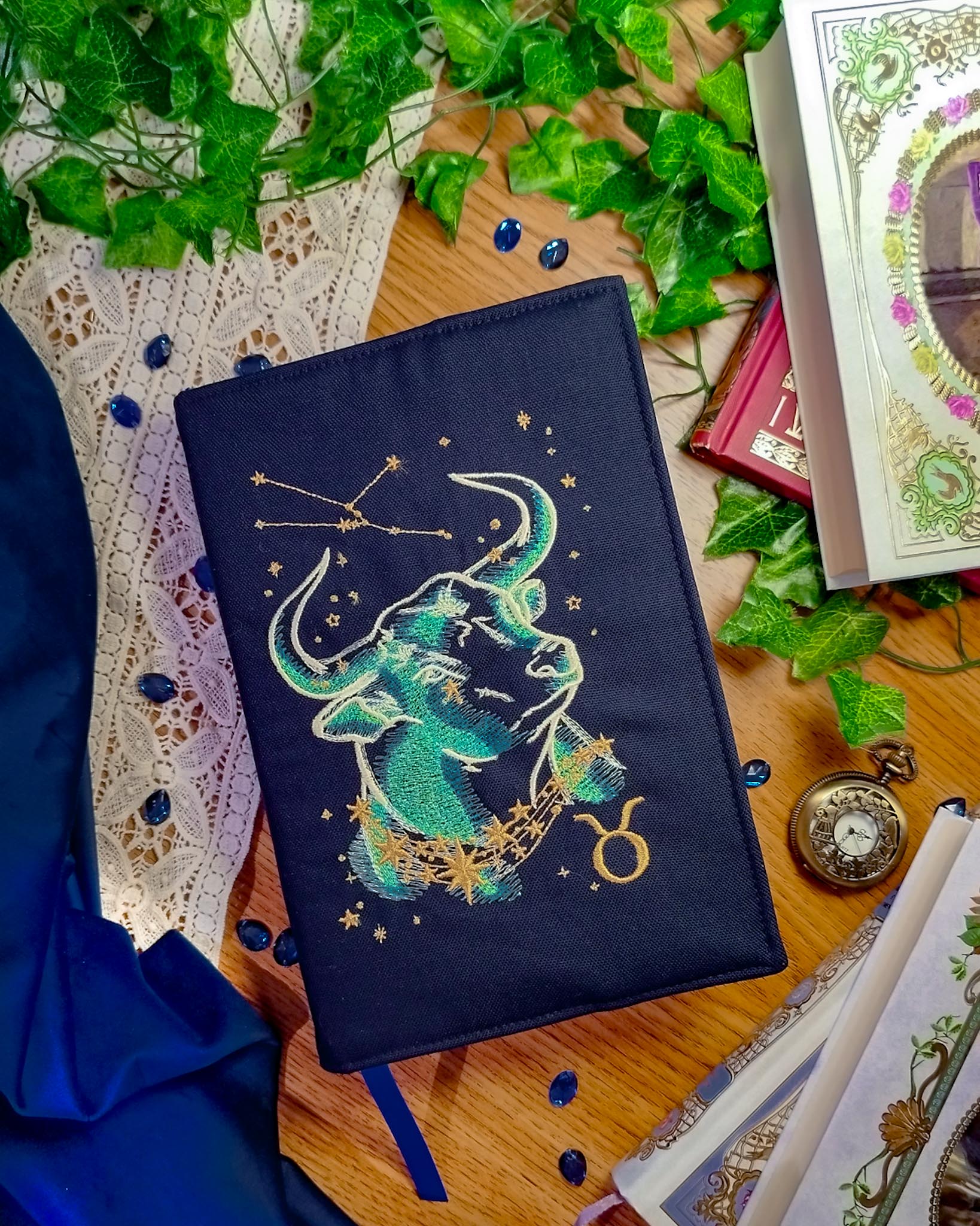 Cover per libri ricamata zodiaco toro - fronte
