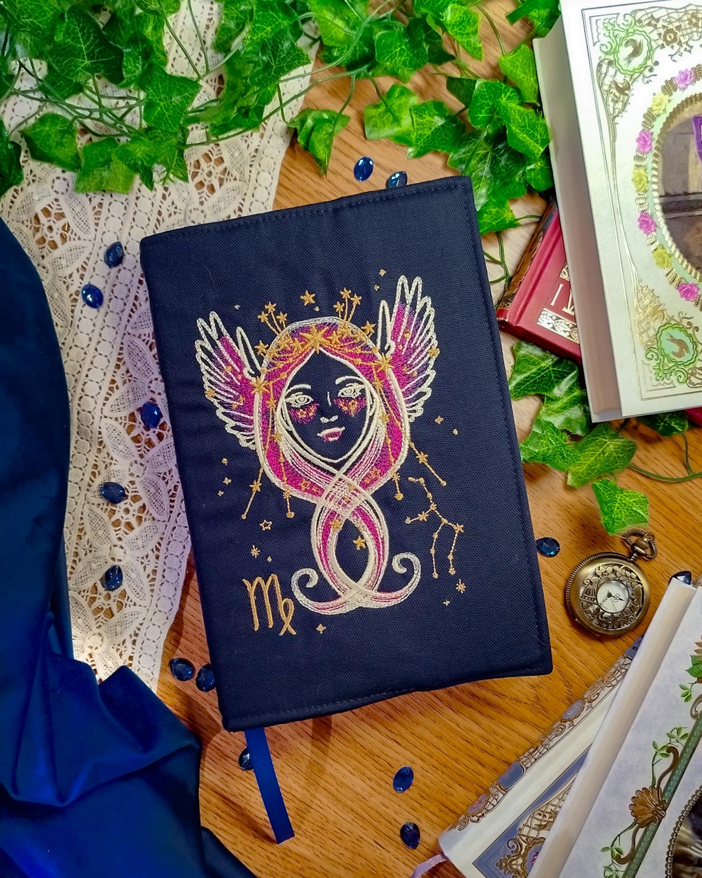 Cover per libri ricamata zodiaco vergine - fronte