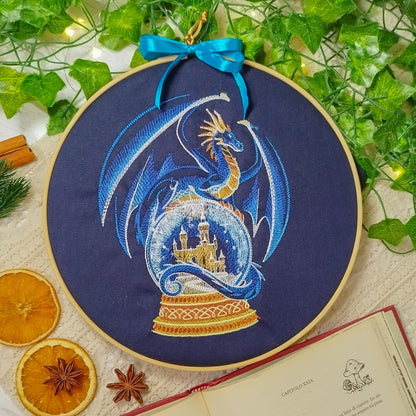 Decoro da parete a tema Natale "Drago sul globo di neve"