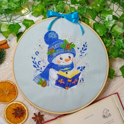 Decoro da parete a tema Natale "Pupazzo di neve che legge"