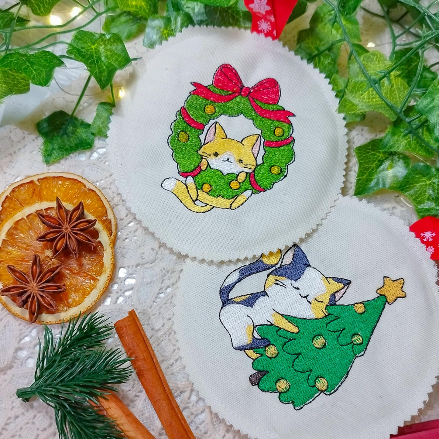 Decoro per l'albero di Natale ricamato Gattino e albero