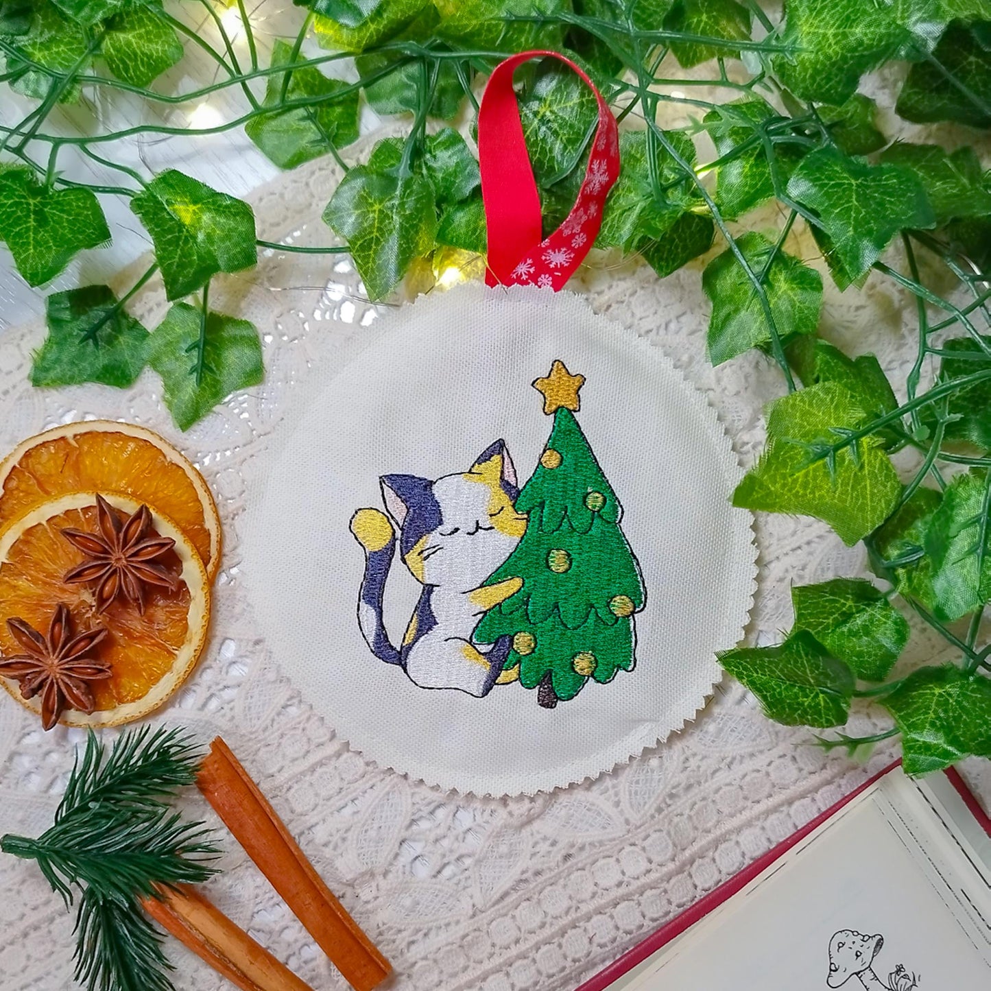 Decoro per l'albero di Natale ricamato Gattino e albero