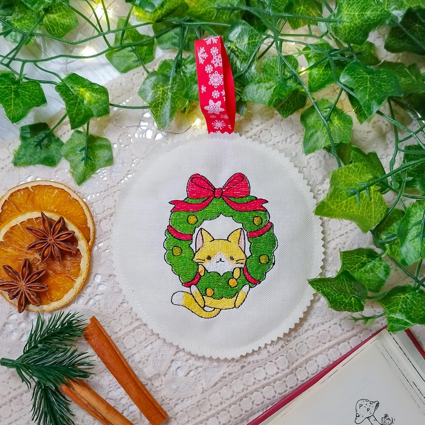 Decoro per l'albero di Natale ricamato Gatto e ghirlanda