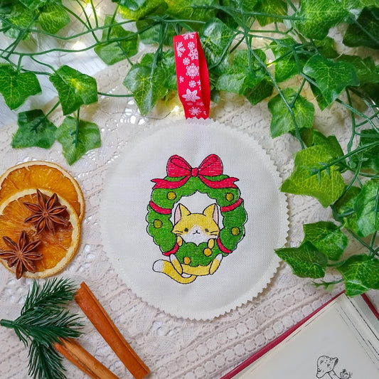 Decoro per l'albero di Natale ricamato Gatto e ghirlanda